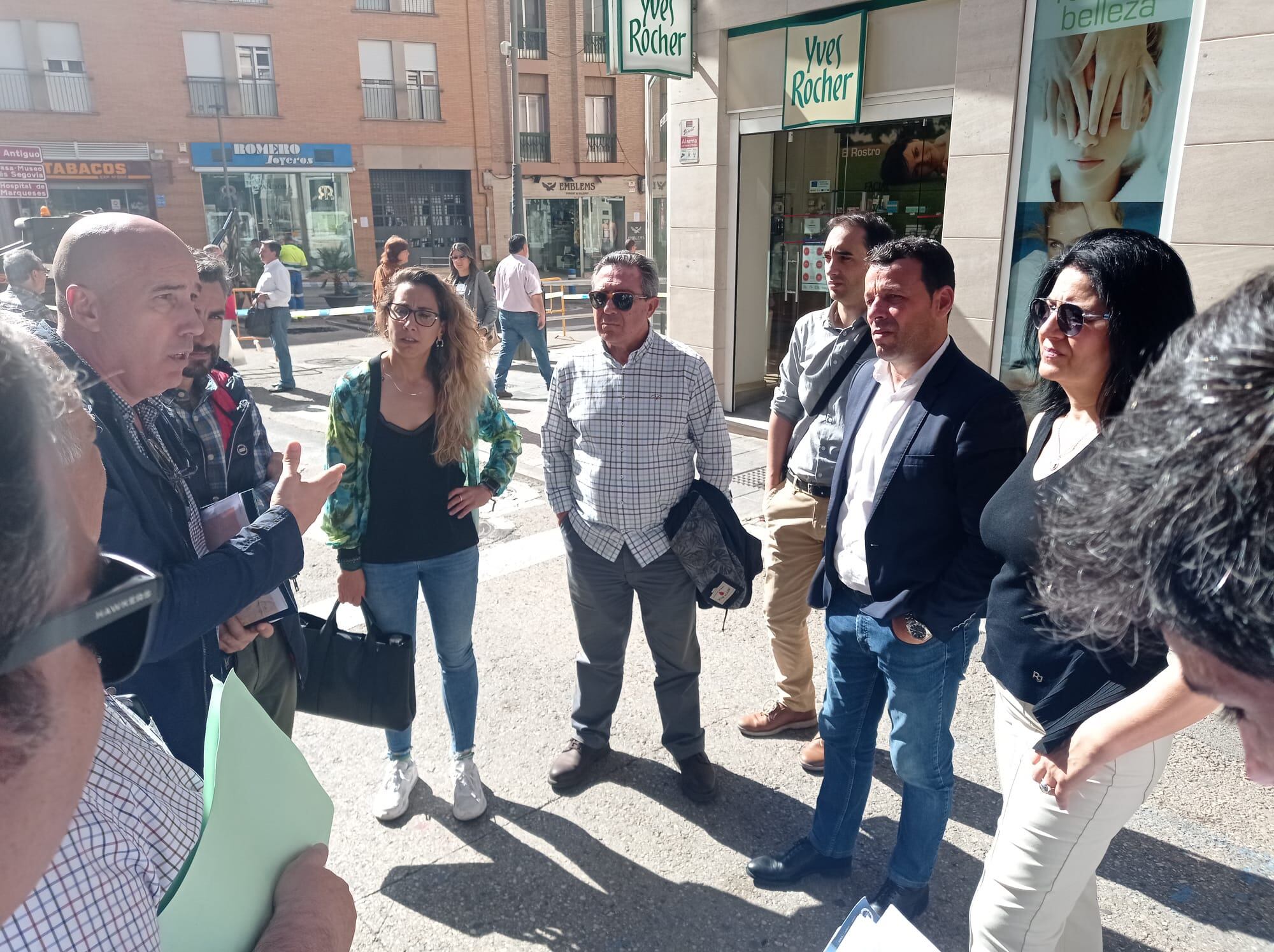 Visita al inicio de obras en la calle Baños de Linares.