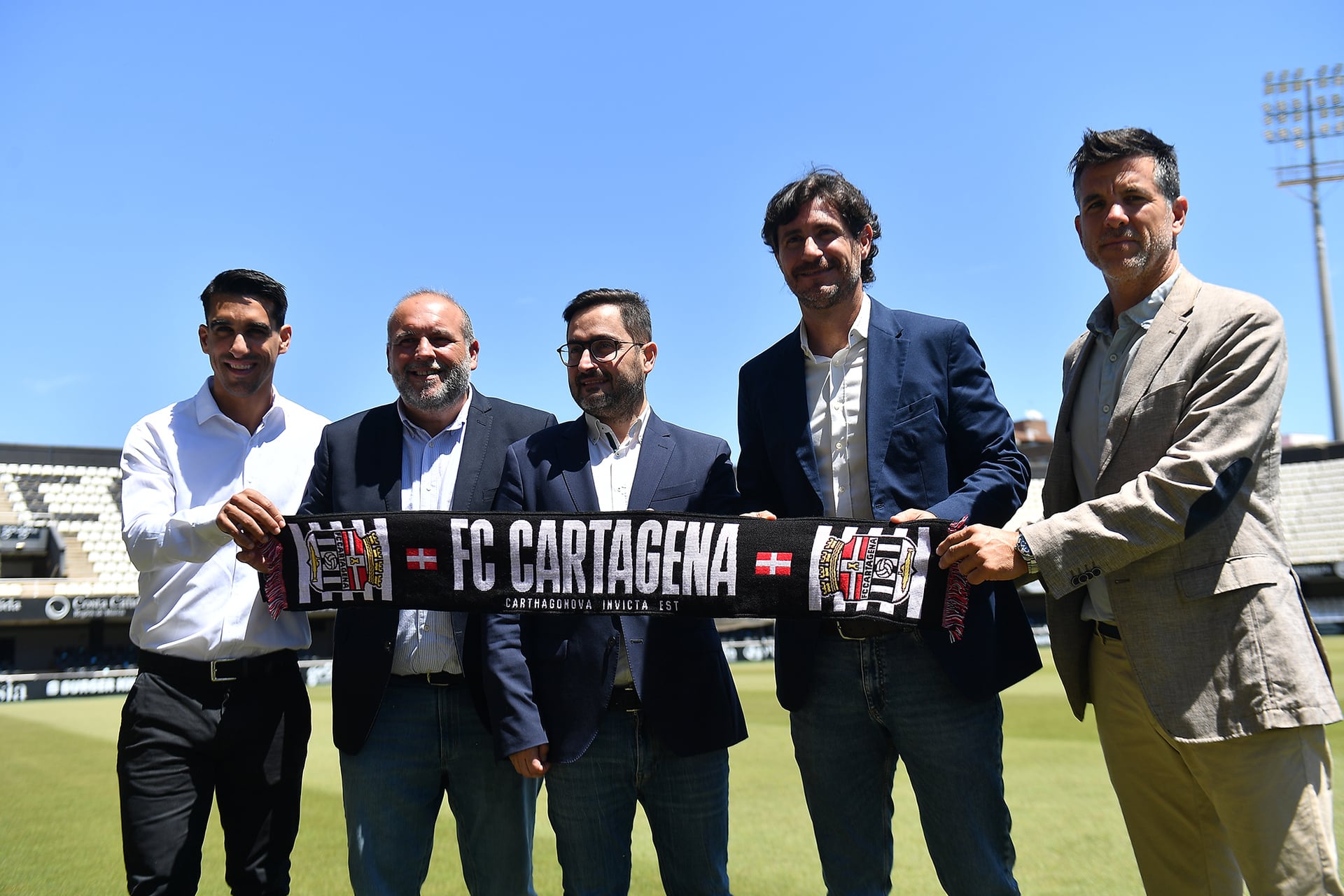 Belmonte y Breis junto a Sánchez del Amo y su cuerpo técnico durante su presentación en 2023