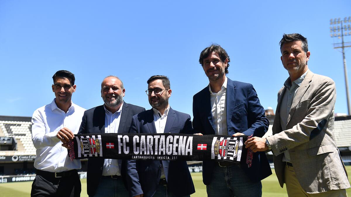 El FC Cartagena paga el finiquito a Sánchez del Amo, se pone al día con Abelardo y evita problemas con las inscripciones de jugadores