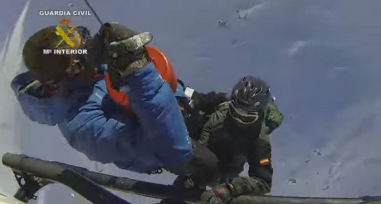 Momento en el que agentes del GREIM rescatan a un montañero en la Sierra de Gredos