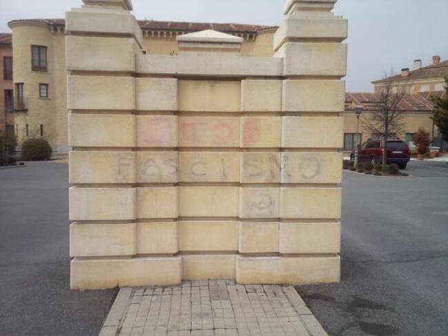 Pintada en la puerta de acceso al Hotél Candido