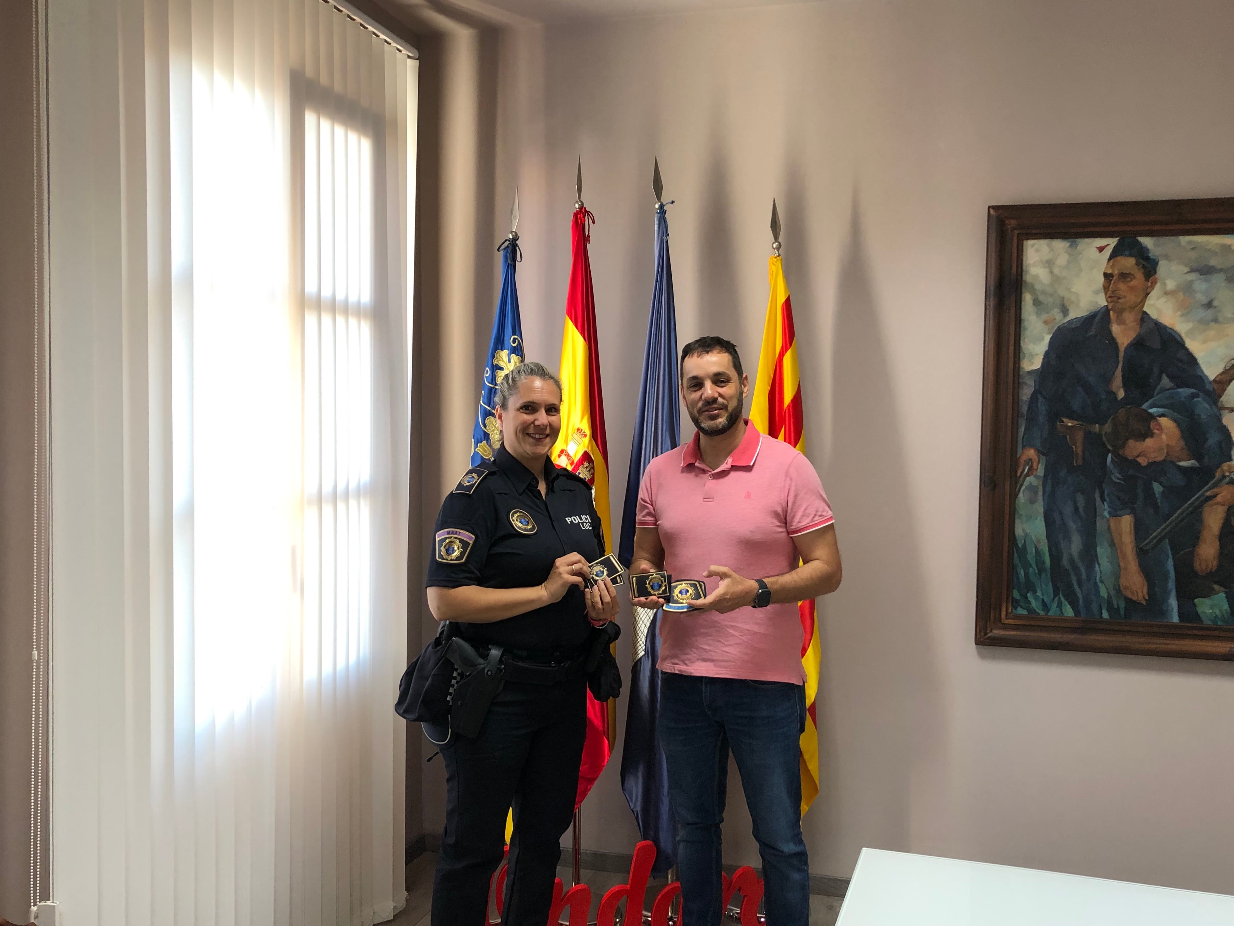 La nueva oficial de la Policía Local de Ondara con el alcalde.