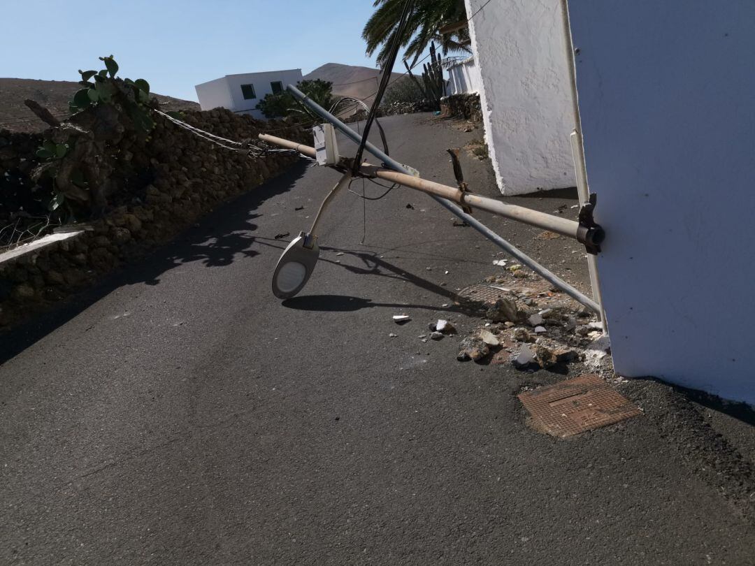 Poste eléctrico derribado por el viento en Las Casitas (Yaiza).