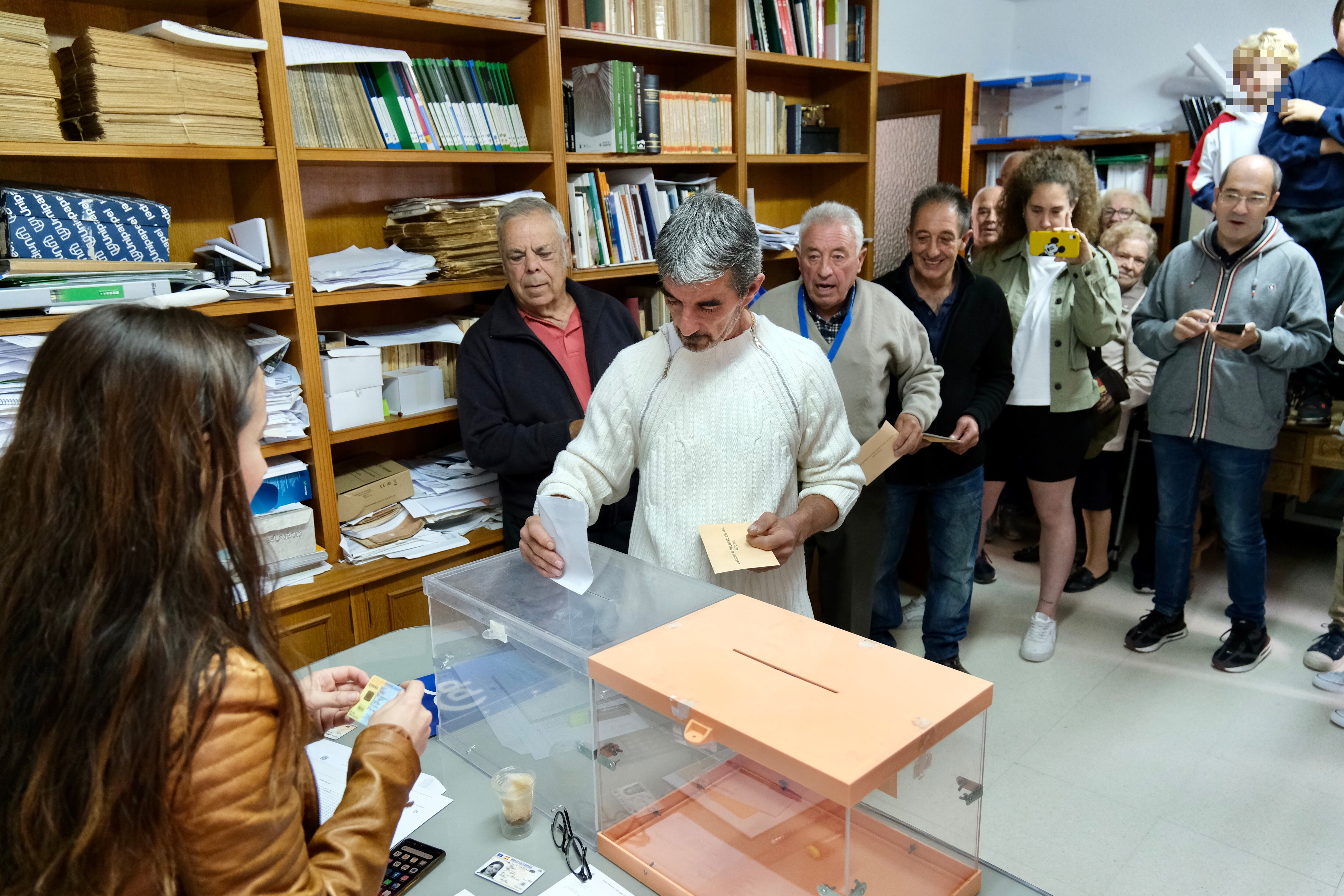 VILLARROYA (LA RIOJA), 28/05/2023.- Los vecinos de la localidad riojana de Villarroya ejercen du derecho al voto este domingo durante las elecciones municipales y autonómicas.  El municipio riojano de Villarroya ha completado las votaciones en las elecciones autonómicas y locales de este domingo en poco más de 29 segundos, con lo que ha superado en 3 su récord de 2019. EFE/Fernando Díaz
