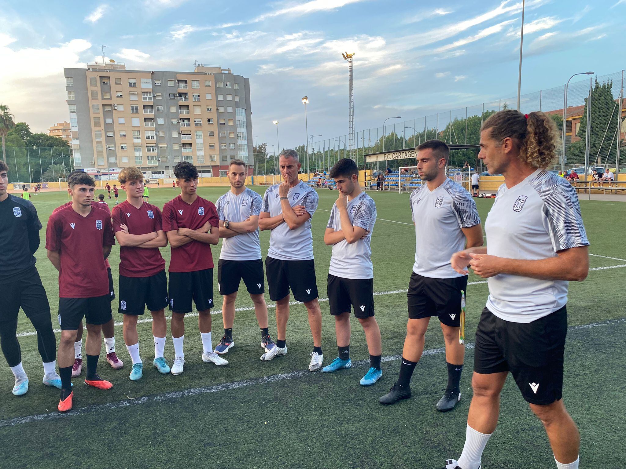 Juanjo Brau, a la derecha, dirige su primer entrenamiento con el juvenil del FC Cartagena