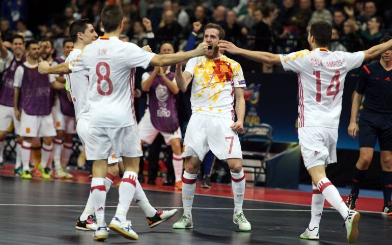 Los jugadores españoles celebran el triunfo ante Rusia.