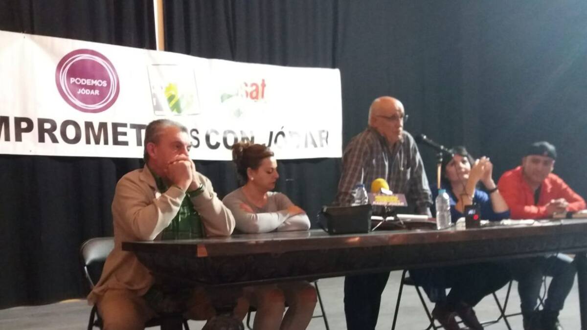 La Confluencia (IU-SAT-PODEMOS) presenta a su candidato a la alcaldía, Juan Díaz, arremetiendo contra los medios de comunicación