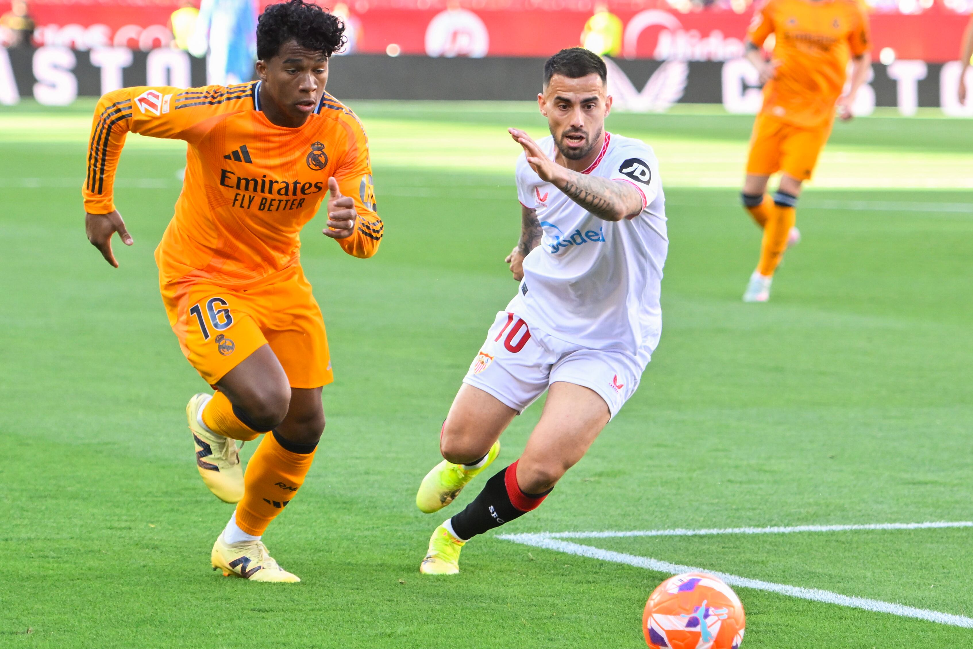 SEVILLA, 18/05/2025.- Suso (d), del Sevilla FC, y Endrick (i), del Real Madrid, disputan la posesión del balón durante el partido de liga perteneciente a la jornada 37 y que se ha disputado esta tarde en el estadio Ramón Sánchez Pizjúan de Sevilla. EFE/Raúl Caro