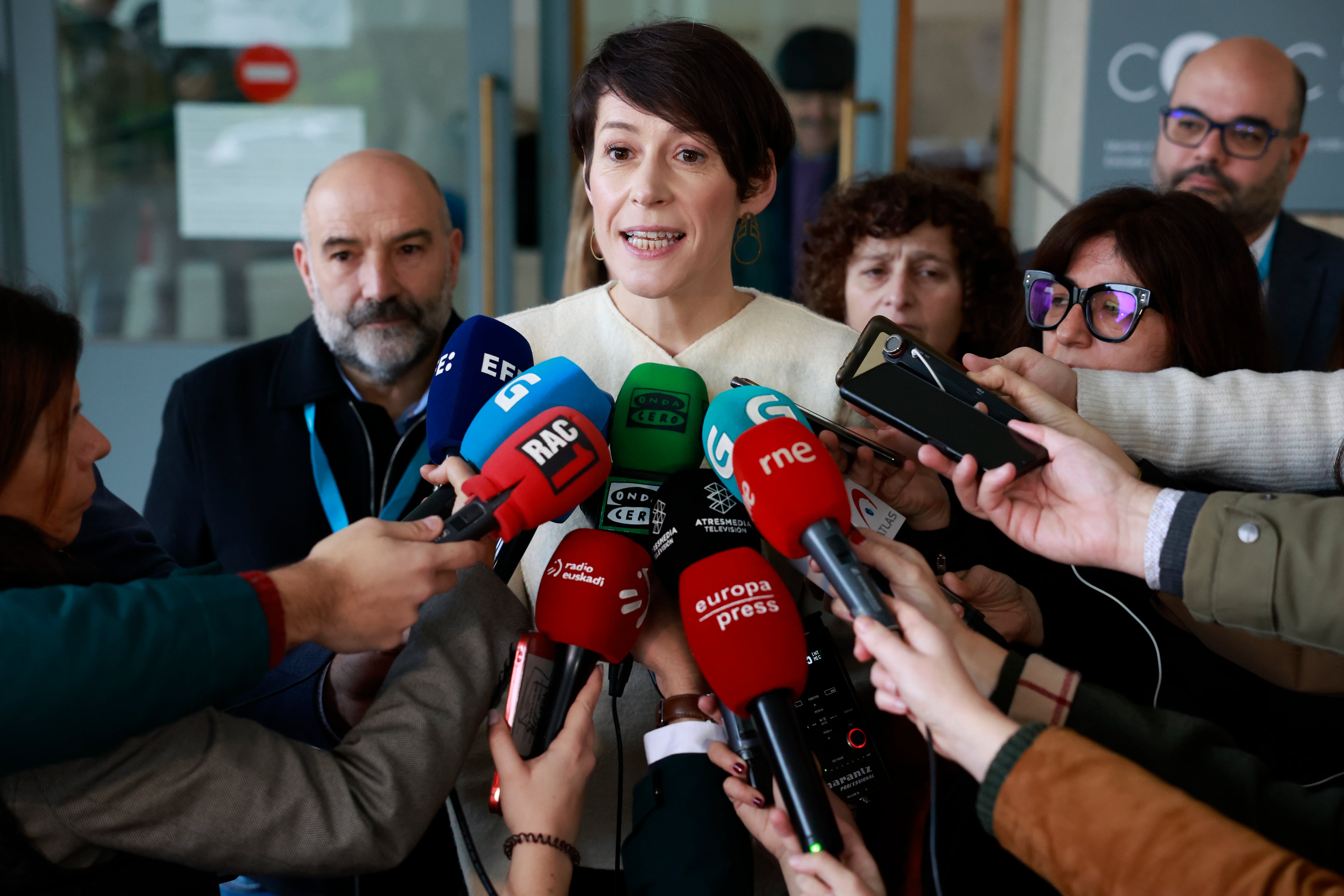 SANTIAGO DE COMPOSTELA, 18/02/2024.- La candidata del BNG a la Presidencia de la Xunta, Ana Pontón, declara ante medios de comunicación tras ejercer su derecho a voto en un colegio electoral en Santiago de Compostela al comienzo de la jornada electoral en Galicia, este domingo. Los colegios electorales de Galicia han abierto sus puertas a las 09:00 horas de este domingo para empezar a recibir a los más de 2,2 millones de gallegos que están llamados a votar antes de que den las 20:00 horas. EFE/ Lavandeira Jr
