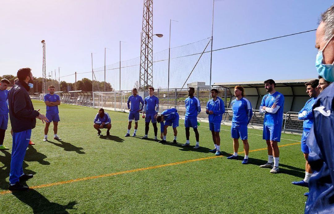 Álex Izquierdo se dirige a sus jugadores en una sesión de trabajo.