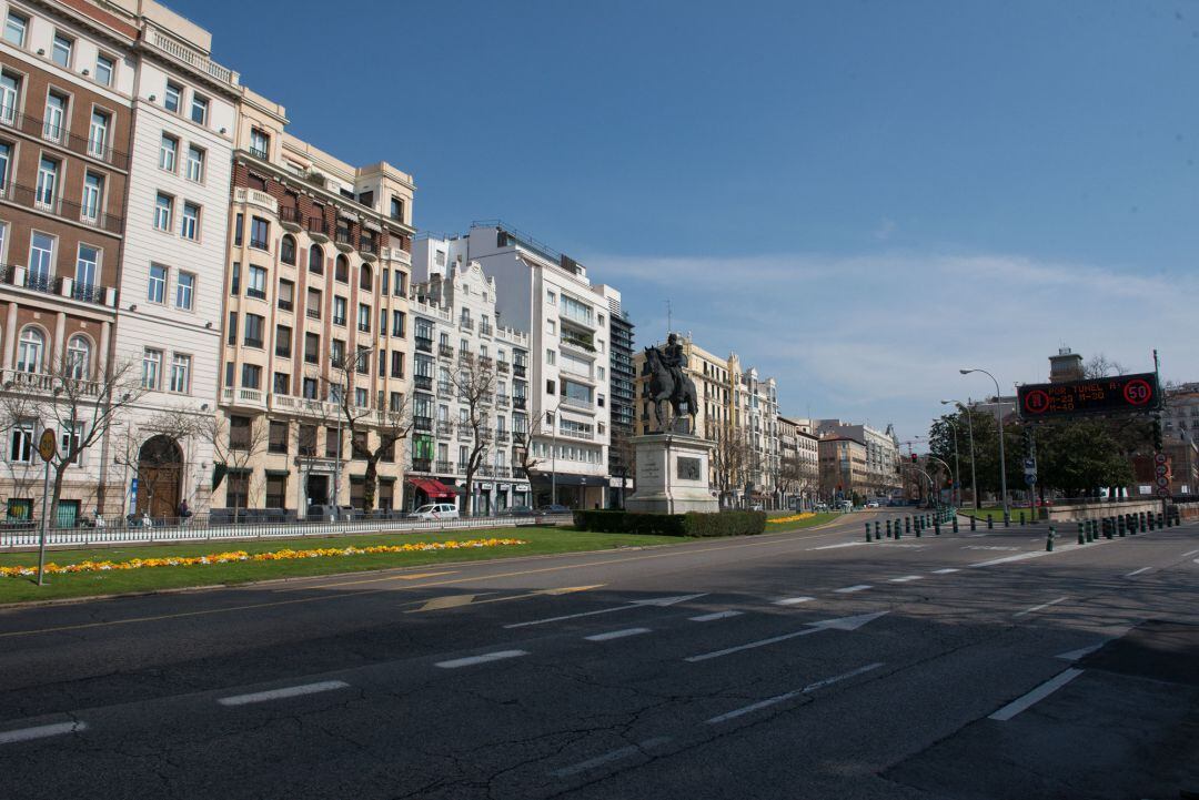 La calle O'Donnell vacía el primer día tras la entrada en vigor del Estado de Alarma, en Madrid (España)