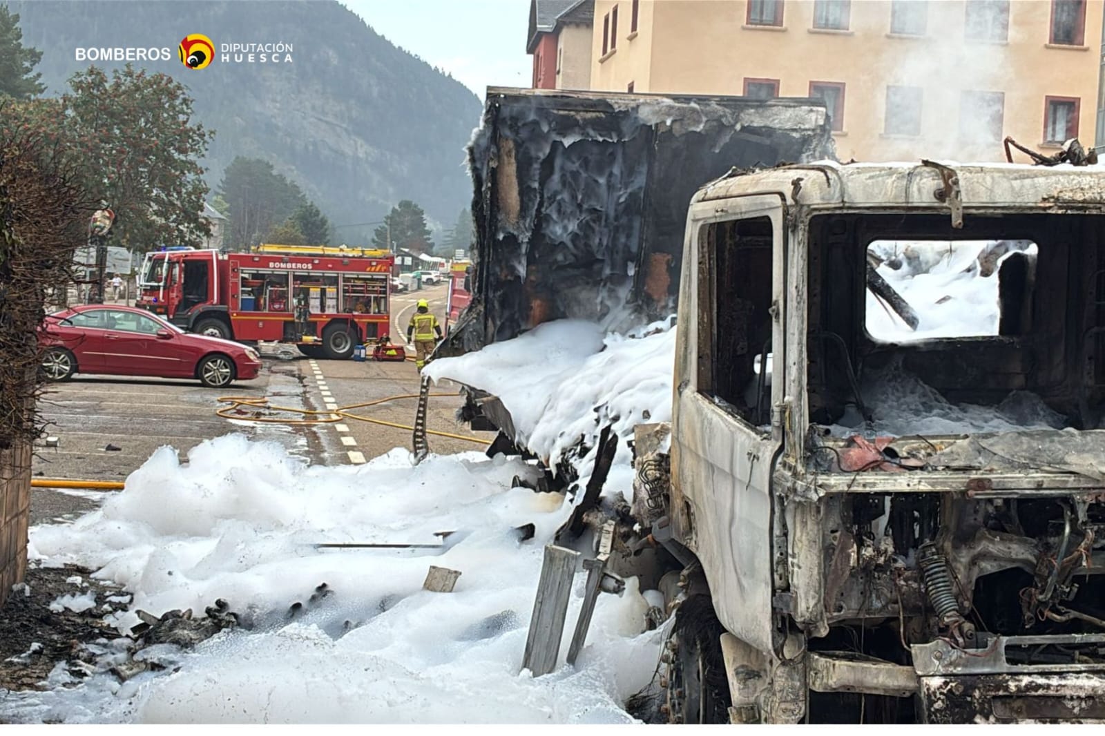 La intervención de los bomberos socofaba las llamas