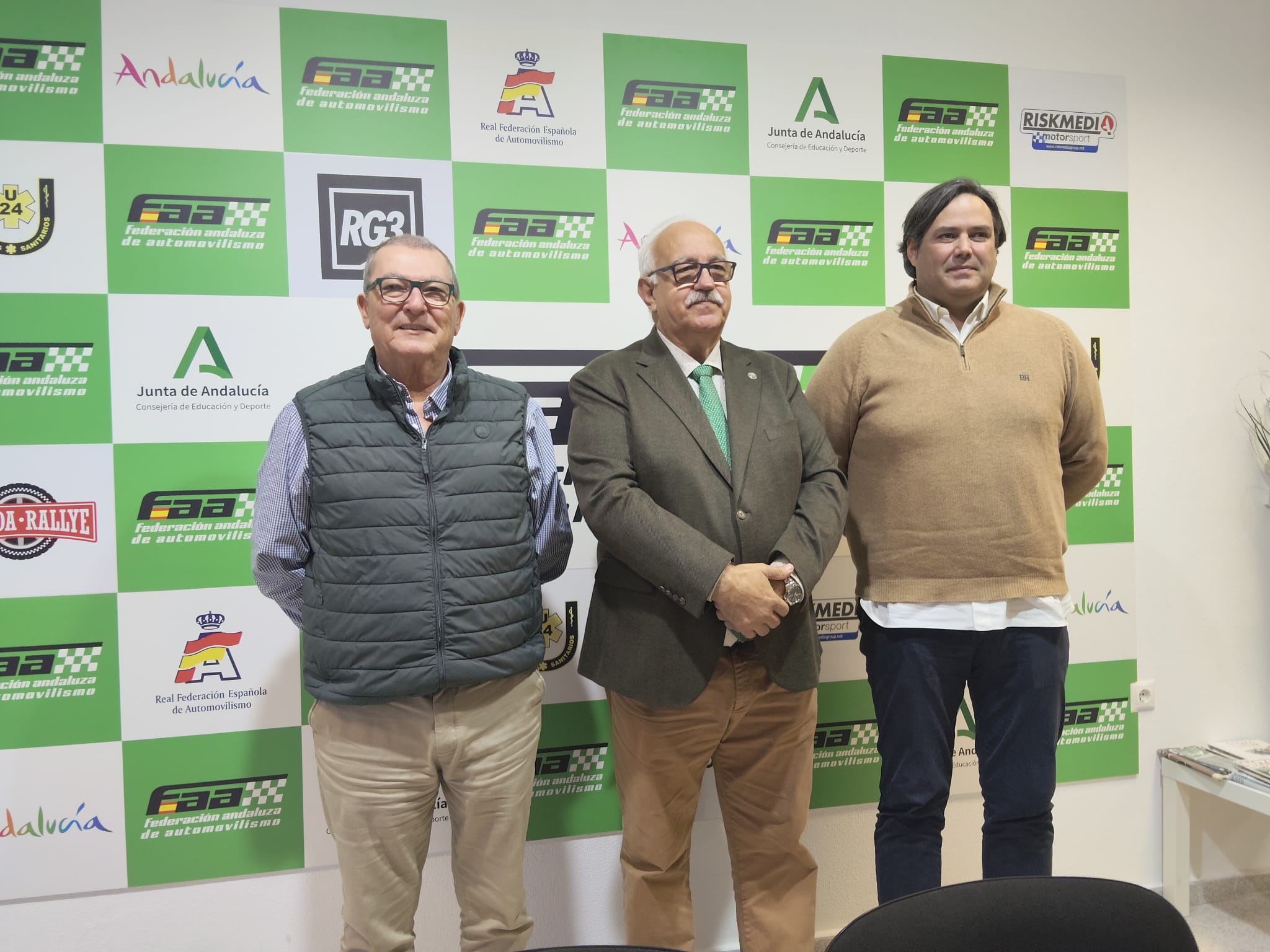 Manuel Alonso junto a Amador Jaén y Eduardo Almeijide, presidente de la Comisión de Radiocontrol