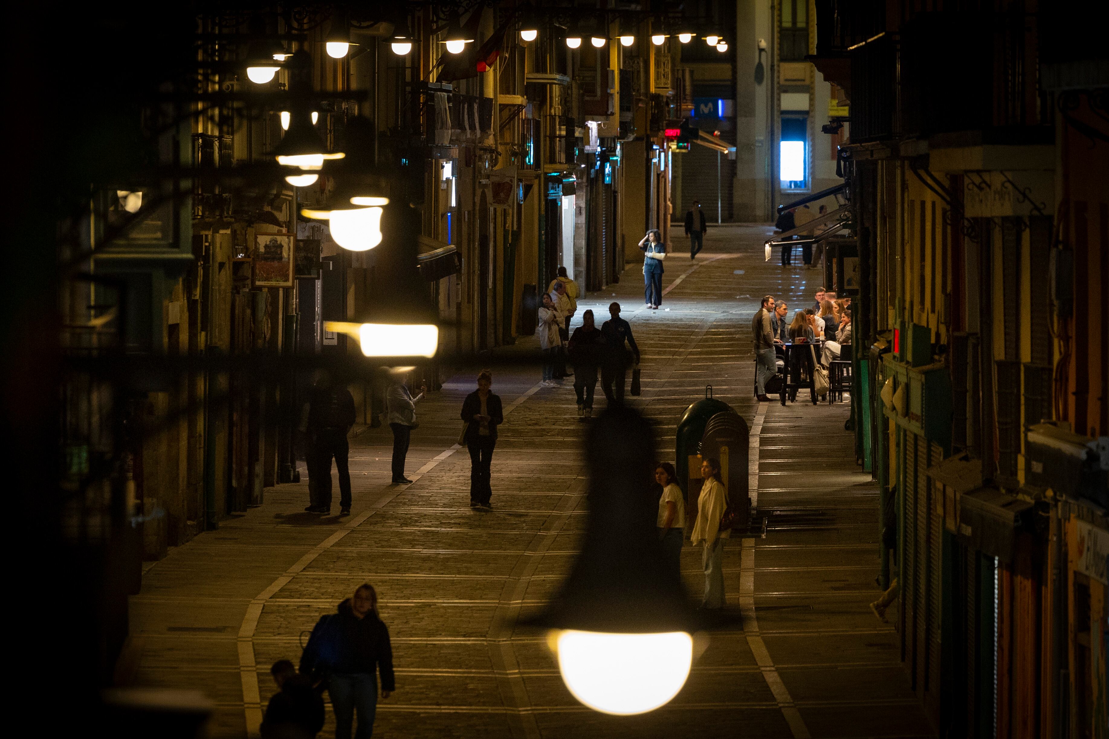 La calle Estafeta del casco histórico de la capital navarra iluminada. EFE/Villar López