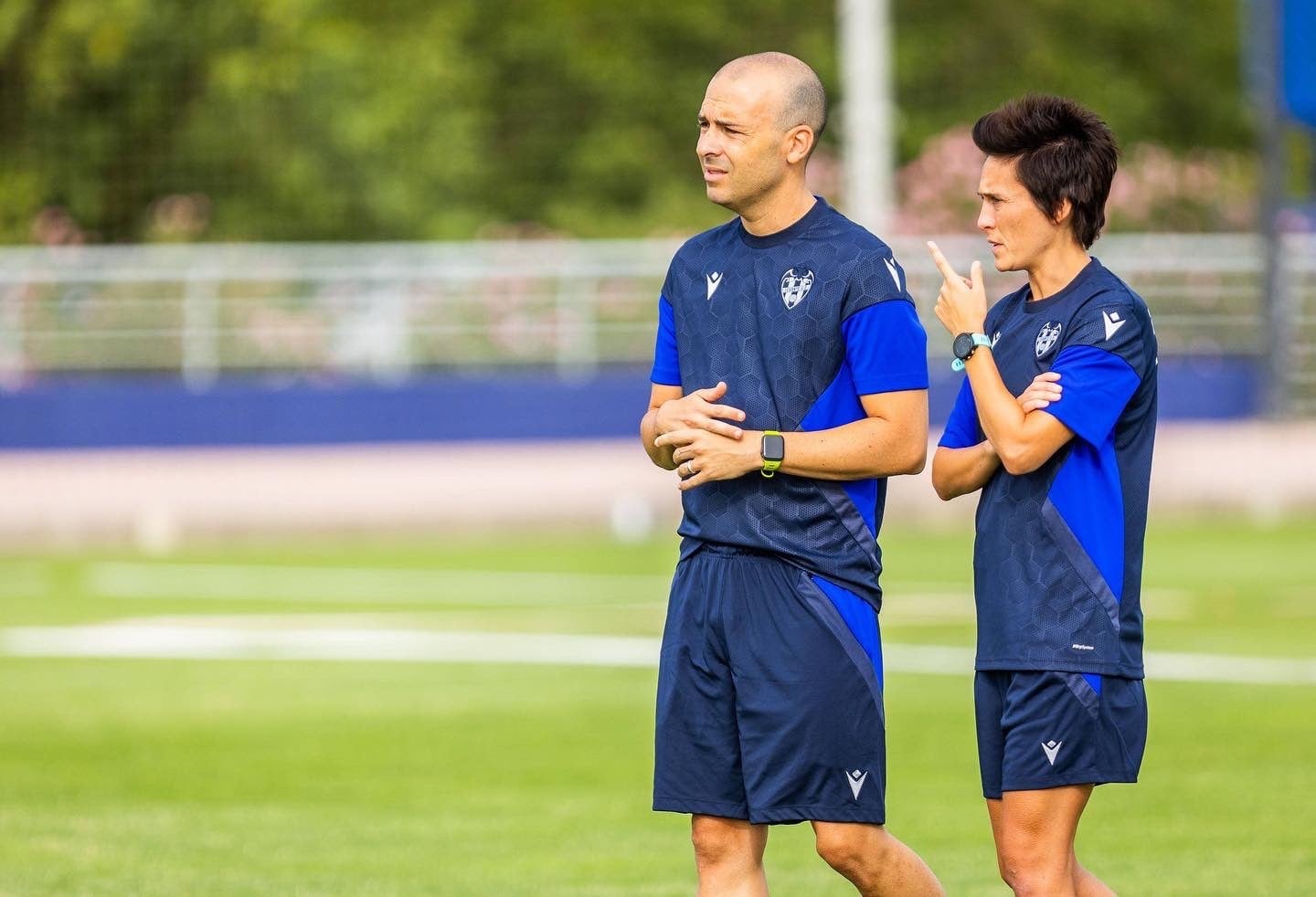 Erika Vázquez, junto al primer entrenador del Levante, José Luis Sánchez Vera