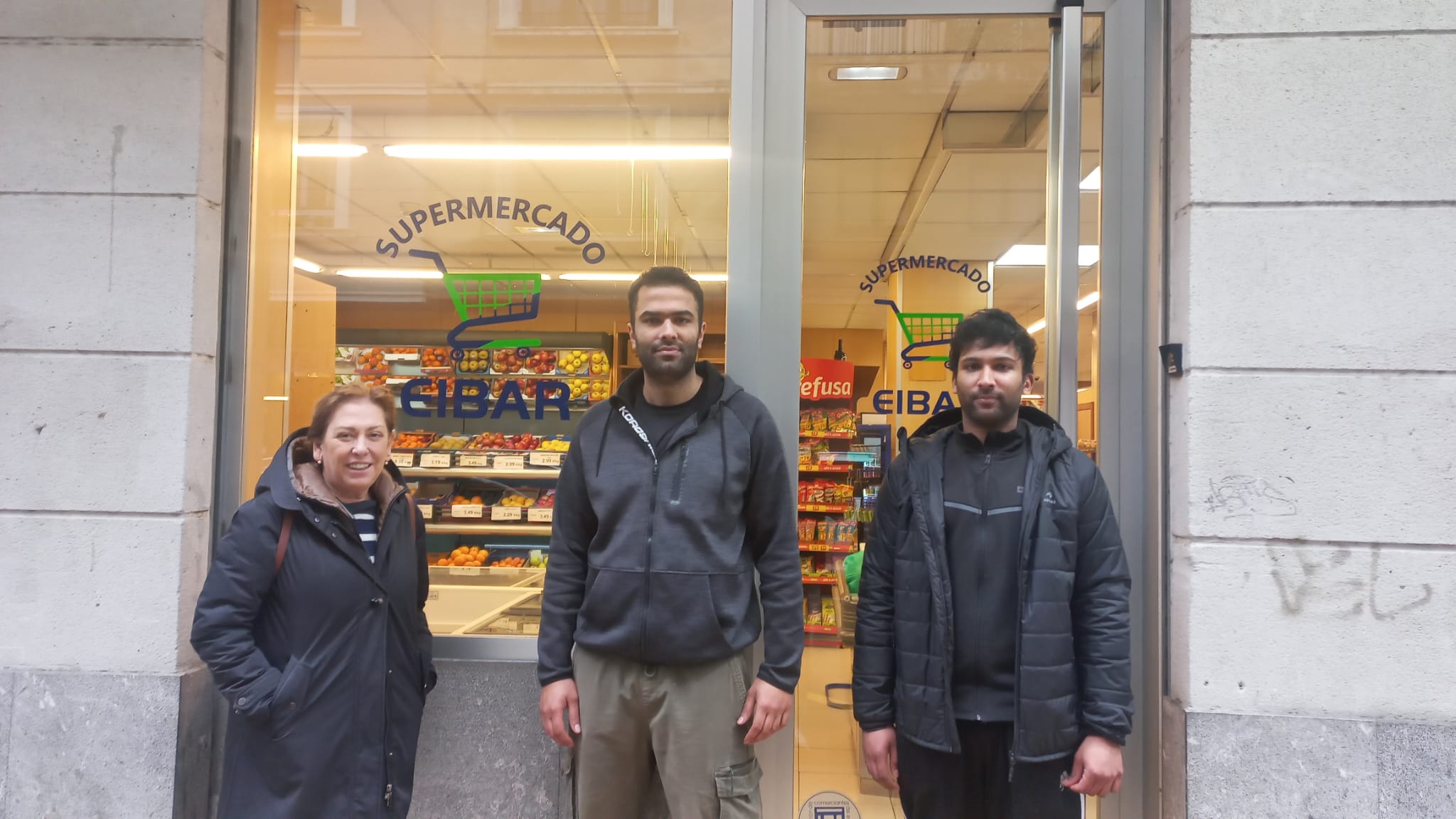Mireia Alonso con los hermanos que regentan el Supermercado Eibar de la calle San Juan
