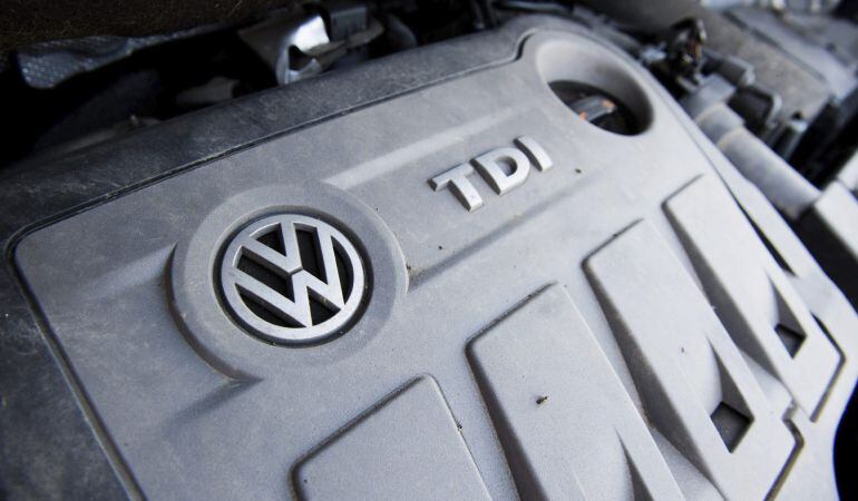 Fotografía de archivo que muestra el motor 2.0l TDI tipo EA189 en un modelo Volkswagen Touran.