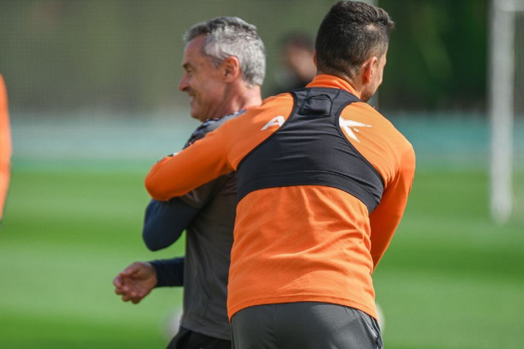 Fidel Chaves bromea con Fran Escribá durante un entrenamiento del Elche