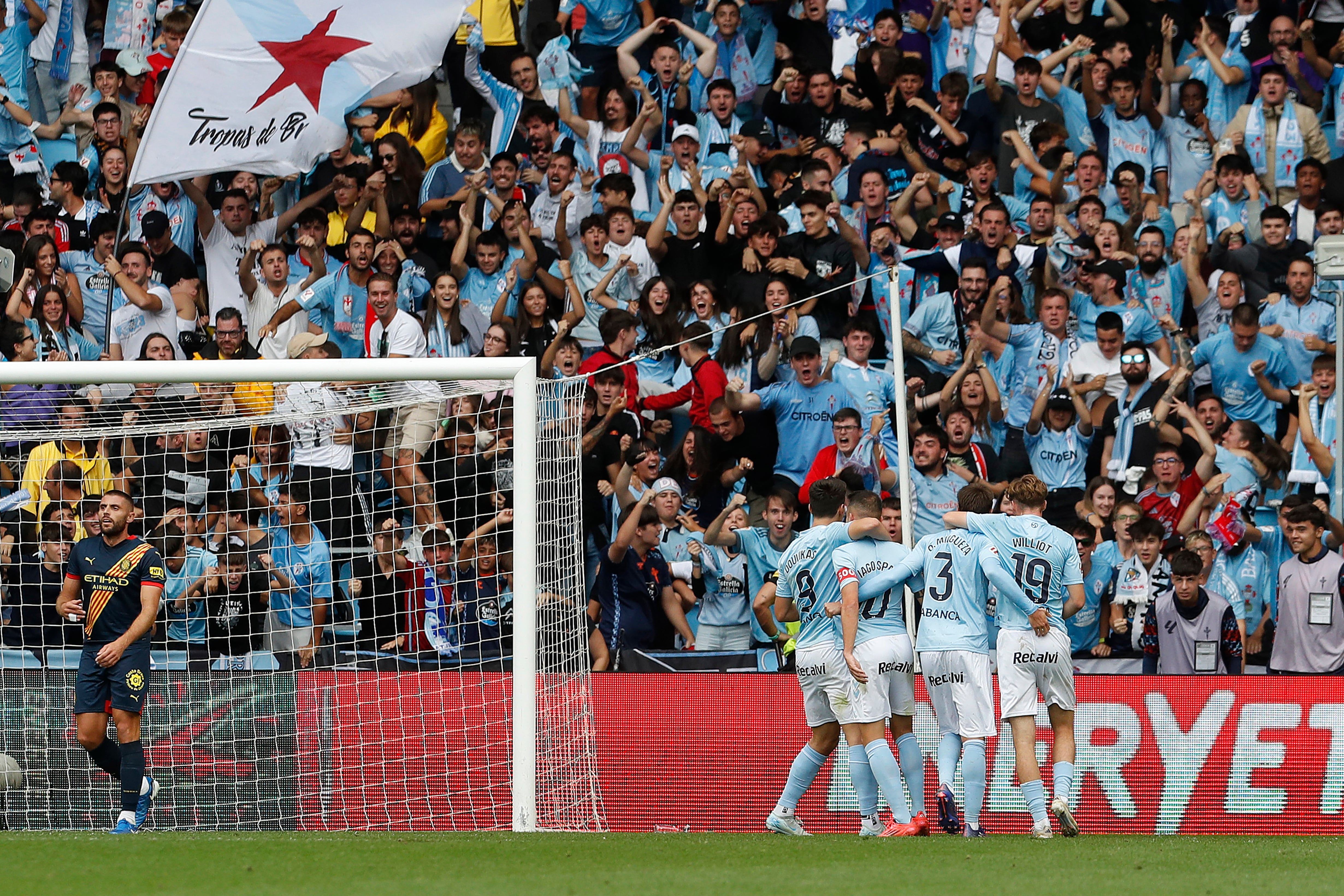 VIGO, 29/09/2024.- El delantero del Celta de Vigo Iago Aspas (2i) celebra junto a sus compañeros tras empatar el marcador durante el partido de LaLiga entre el Celta de Vigo y el Girona celebrado este domingo el estadio Balaidos de Vigo. EFE / Salvador Sas
