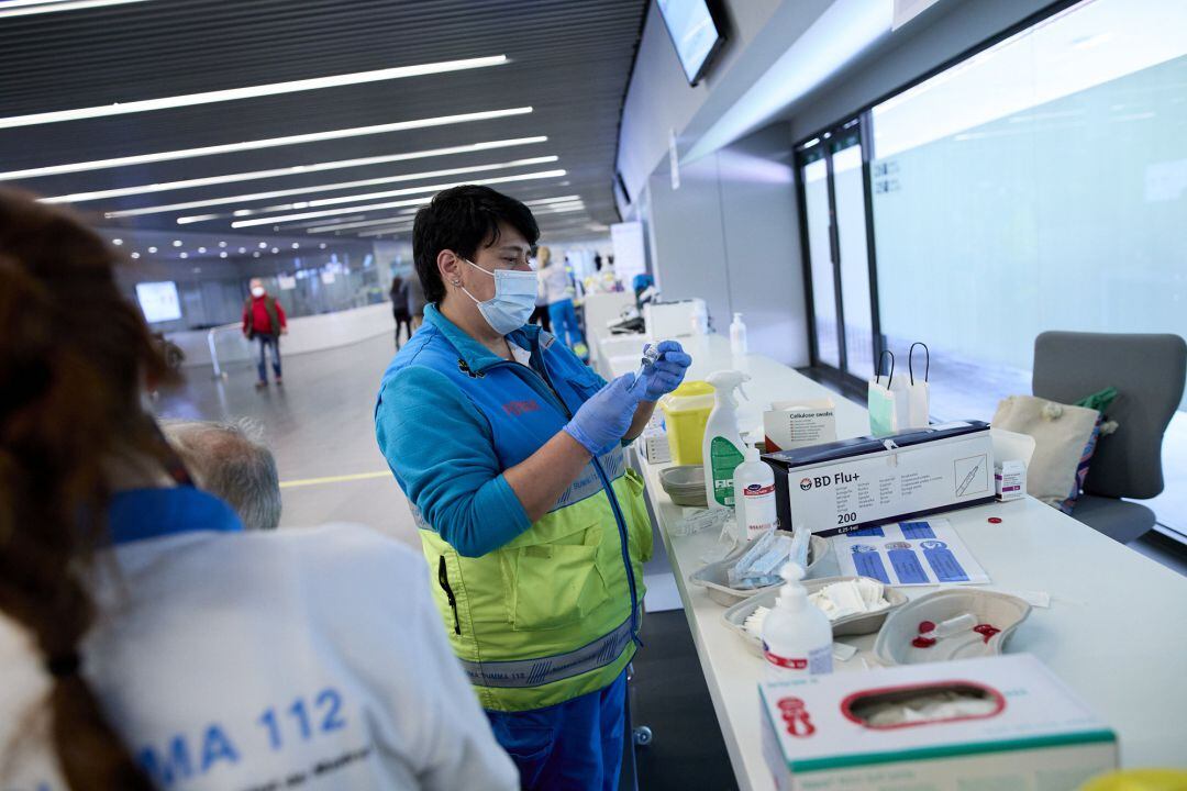 Una sanitaria prepara la vacuna contra el COVID-19 en el dispositivo puesto en marcha en las instalaciones del Wanda Metropolitano