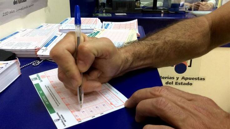 Entrevista a Ana. La propietaria de la Administración de Loterias Numero 2 de Ontinyent se muestra contentisima por repartir un premio de más de 1 millón de euros