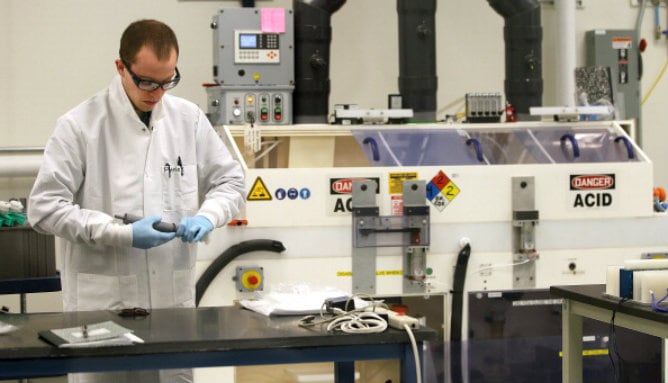 Ingeniero químico en el laboratorio