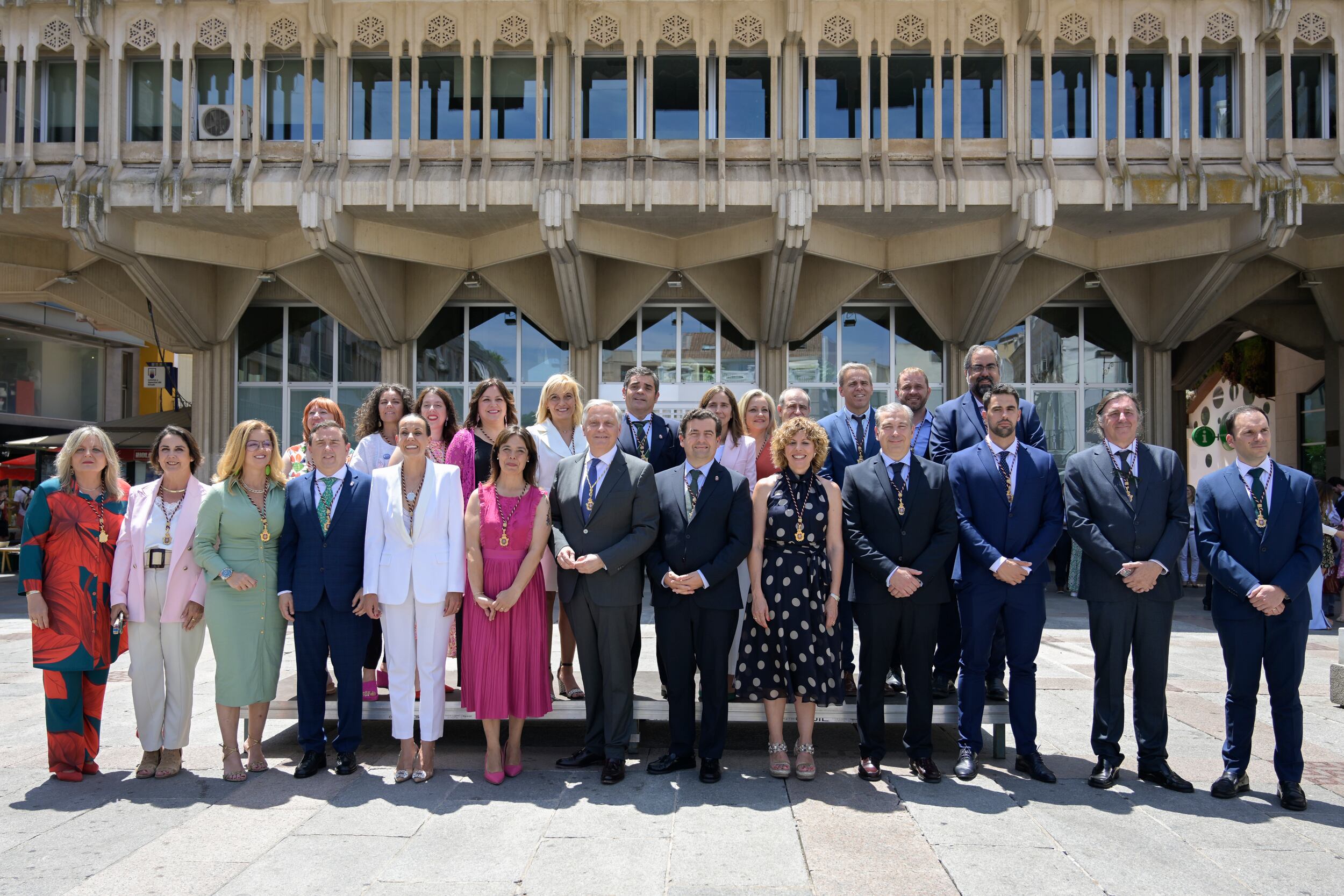 CIUDAD REAL (CASTILLA-LA MANCHA), 17/06/2023.- Foto de familia del Pleno de constitución del Ayuntamiento de Ciudad Real tras las elecciones municipales del 28 de mayo, en la que ha resultado elegido alcalde el candidato del PP, Francisco Cañizares (c), con el apoyo de Vox.- EFE/Jesús Monroy
