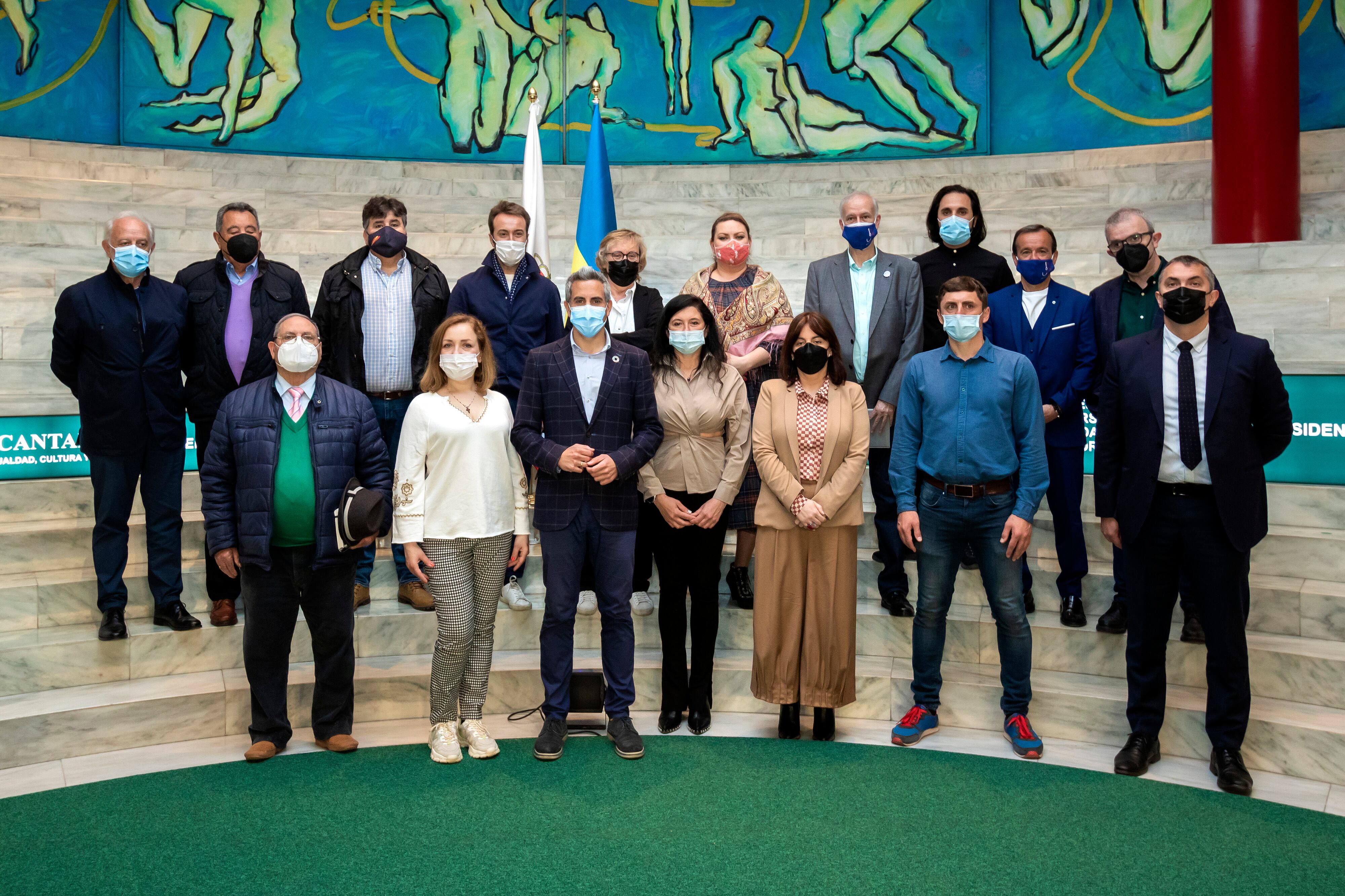 El vicepresidente y consejero de Universidades, Igualdad, Cultura y Deporte, Pablo Zuloaga, presenta el concierto solidario a favor de Ucrania.
Fotografía: Silvia Bouzo