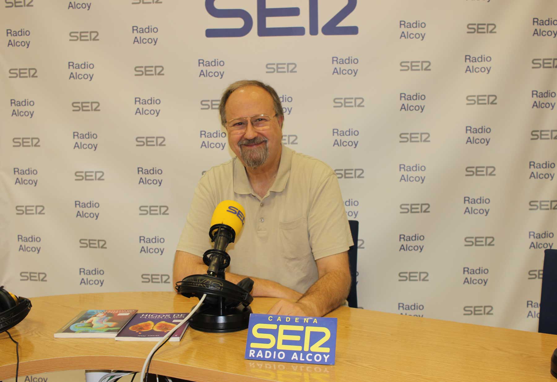 Chordi Cortés, en el estudio central de Radio Alcoy, con dos de su libros ya publicados