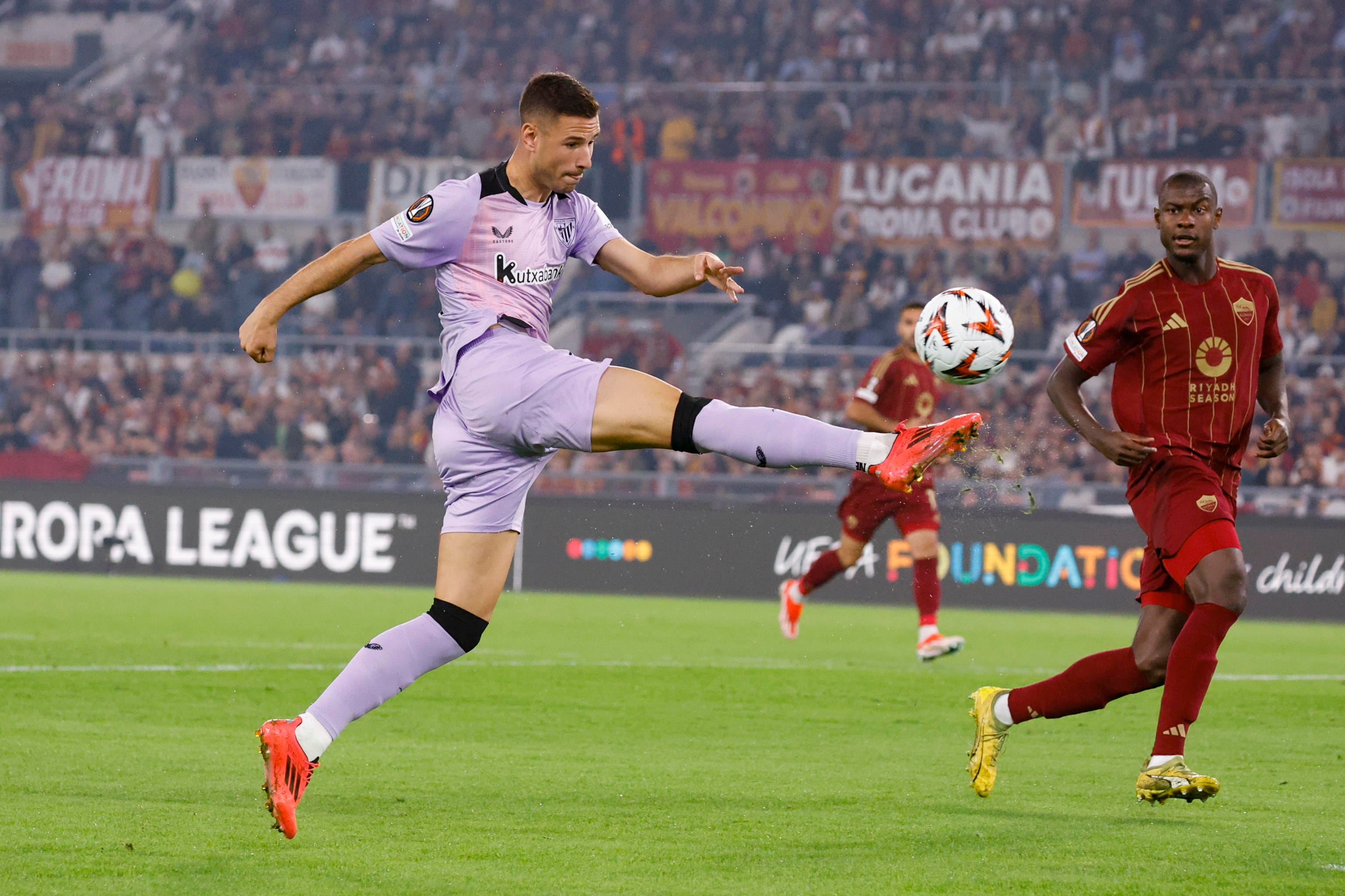 Rome (Italy), 26/09/2024.- Athletic&#039;s Gorka Guruzeta (R) in action during the UEFA Europa League soccer match between AS Roma and Athletic Club Bilbao, in Rome, Italy, 26 September 2024. (Italia, Roma) EFE/EPA/FABIO FRUSTACI
