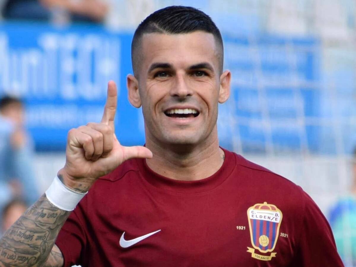 Alex Martínez, futbolista del Eldense: "Nos lo estamos pasando bien dentro del campo"