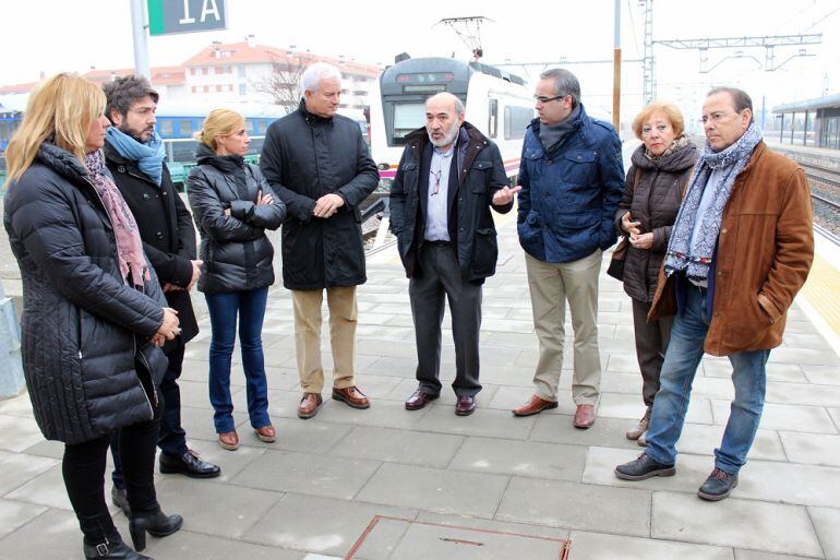 La coalición PP - PAR ha visitado la estación de tren de Calatayud