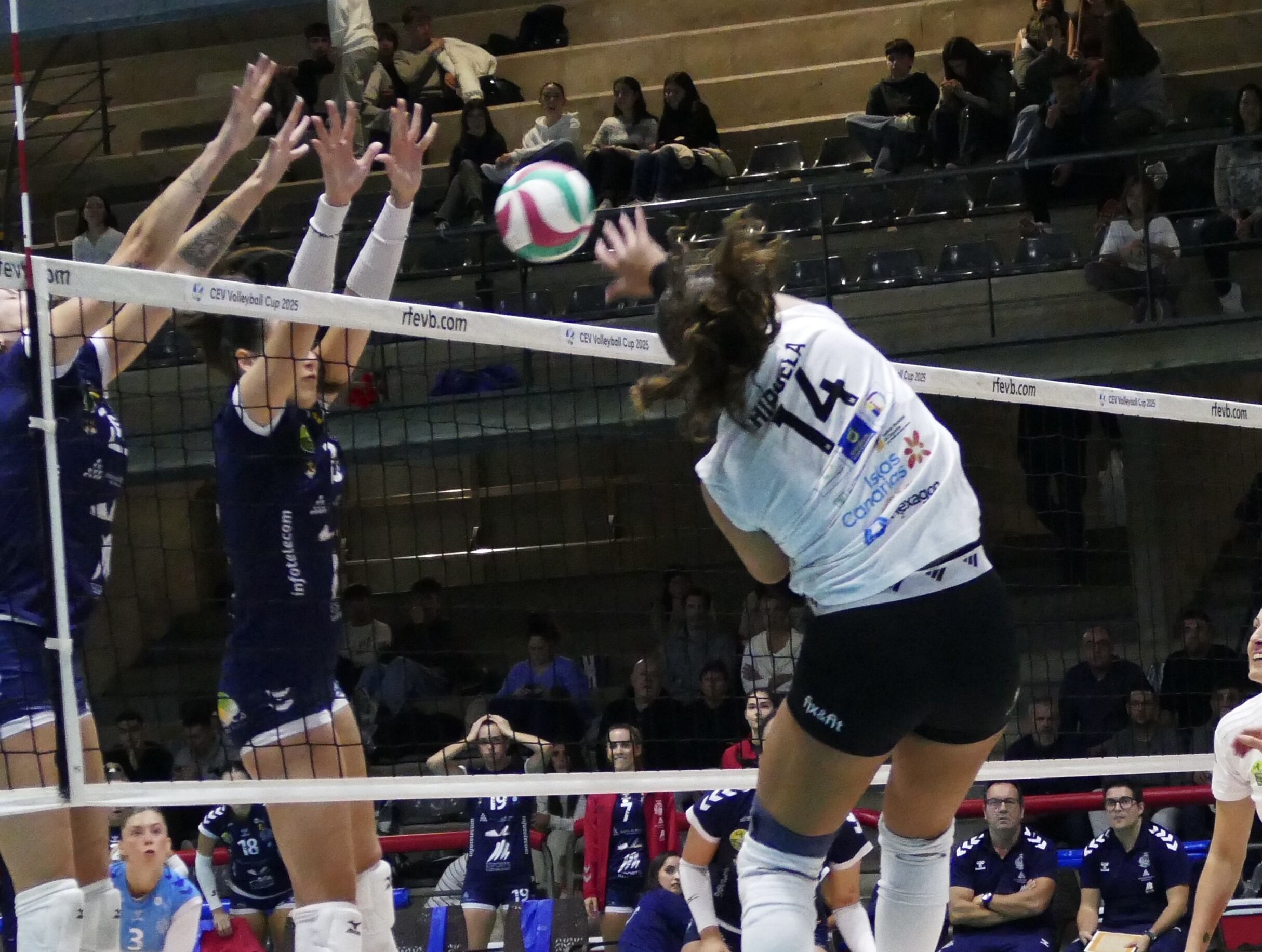 L'equip canari va cometre manco errades als punts decisius i va aconseguir un gran triomf a la pista de l'Avarca.