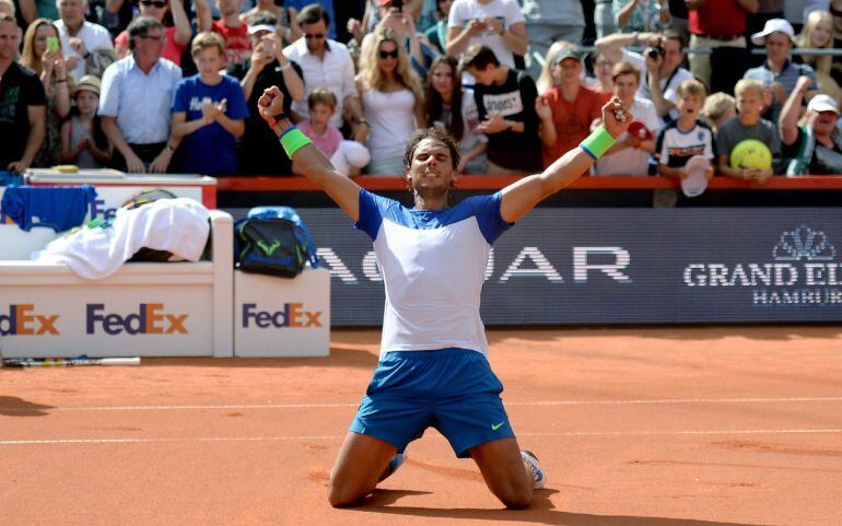 Rafael Nadal levanta los brazos tras derrotar a Fognini.
