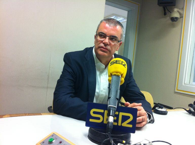 Santiago Villanueva en el estudio de Radio Galicia