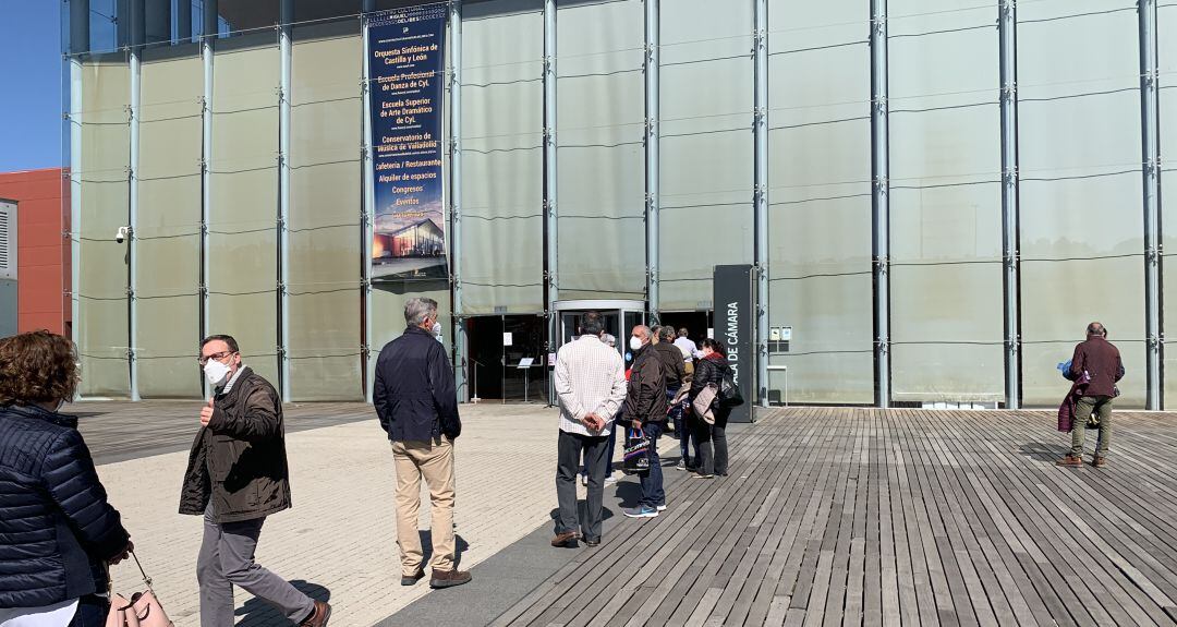 Colas en el Miguel Delibes para la vacunación 5-4-21