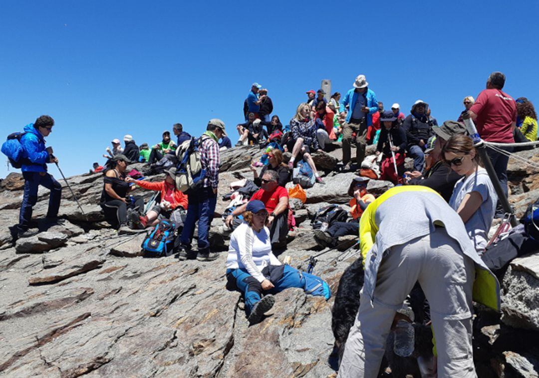 Excursionistas en la cumbre del pico Veleta, en el parque nacional de Sierra Nevada (Granada)