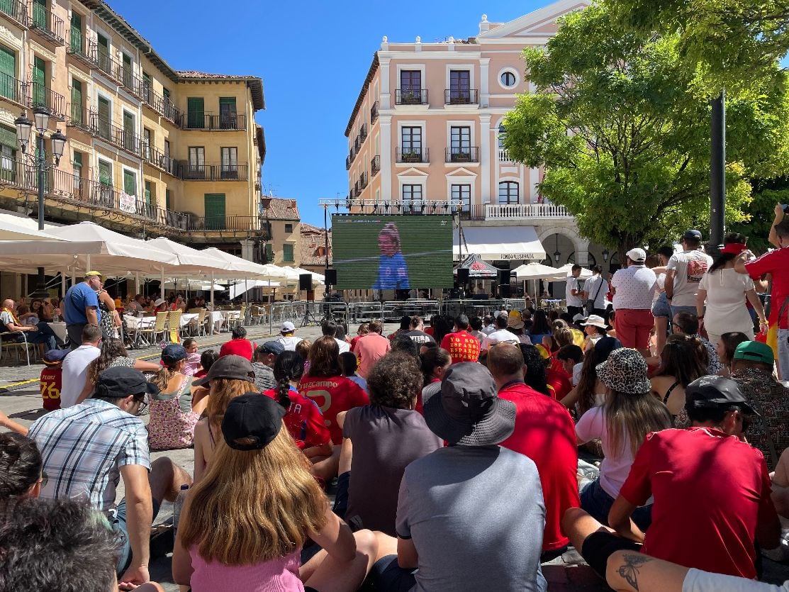 Aficionados siguiendo la final del mundial de fútbol femenino en la Plaza Mayor