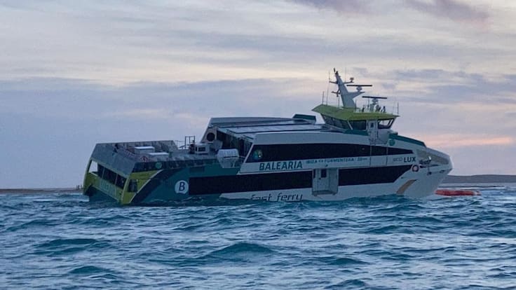 Accidente de un ferry en la ruta entre las Pitiusas con 17 personas a bordo
