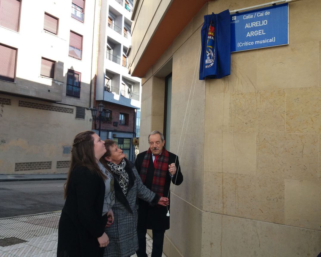 La madre de Aurelio Argel, Ludi González; su hija, Gael García; y el alcalde de Oviedo, Wenceslao López, descubren la placa de la calle que lleva el nombre del periodista musical. 