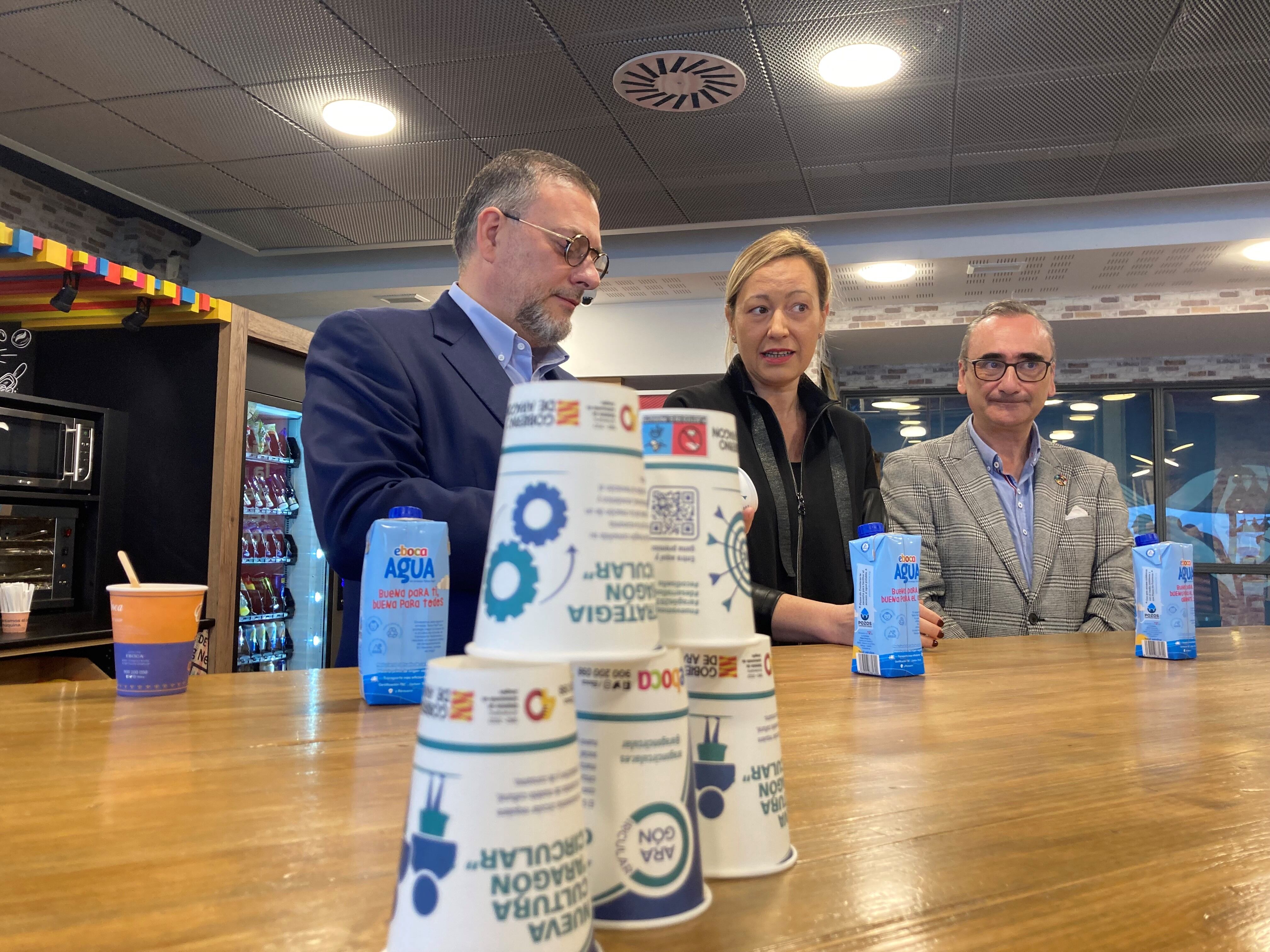 Raúl Benito, Marta Gastón y Miguel Luis Lapeña en la presentación de los vasos de Eboca