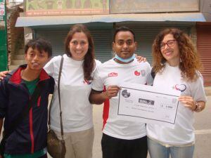 Victoria, a la derecha, y Lola, a la iquierda, las dos profesoras albaceteñas en Nepal