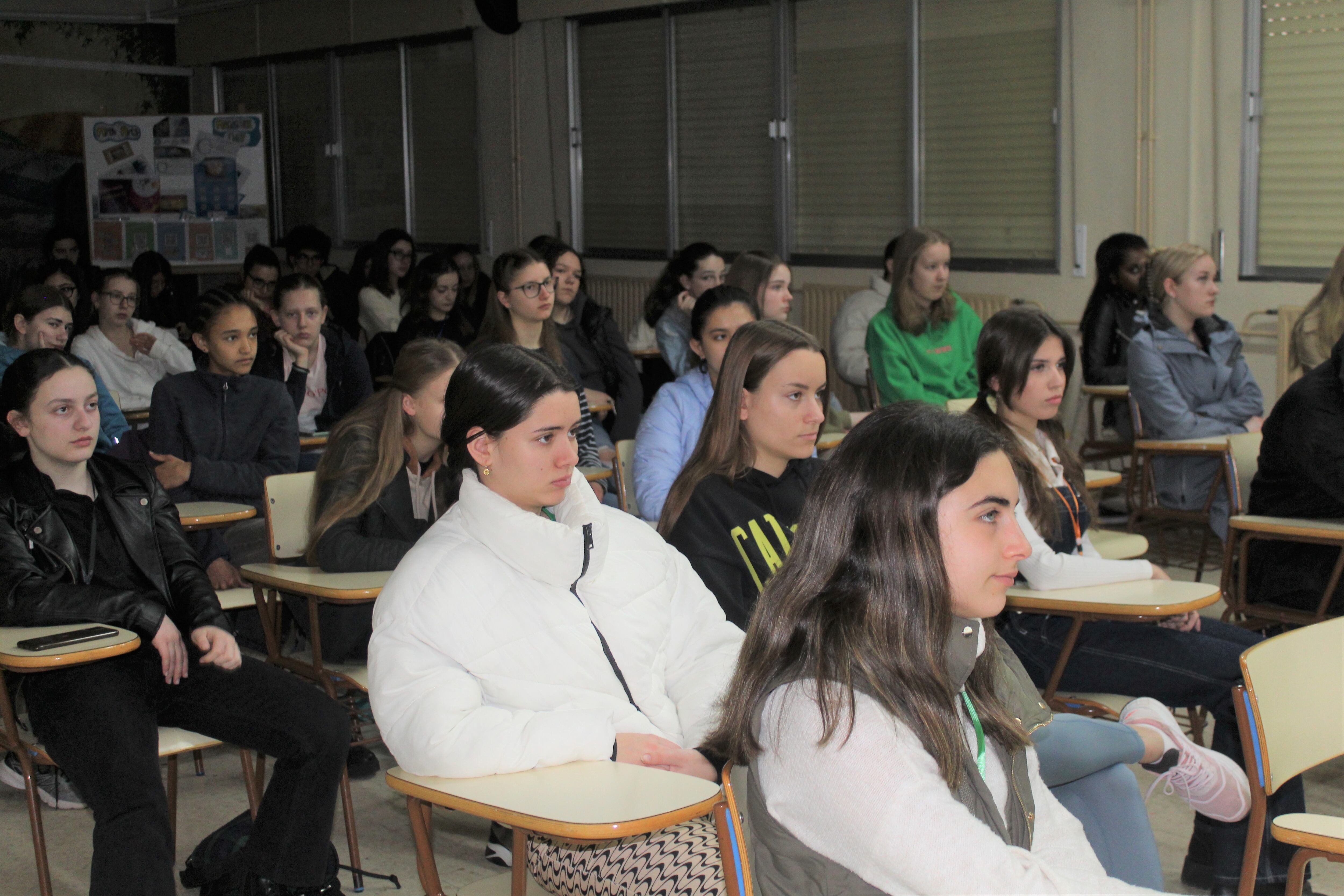 Alumnos durante la charla llevada a cabo en el iES Jándula.