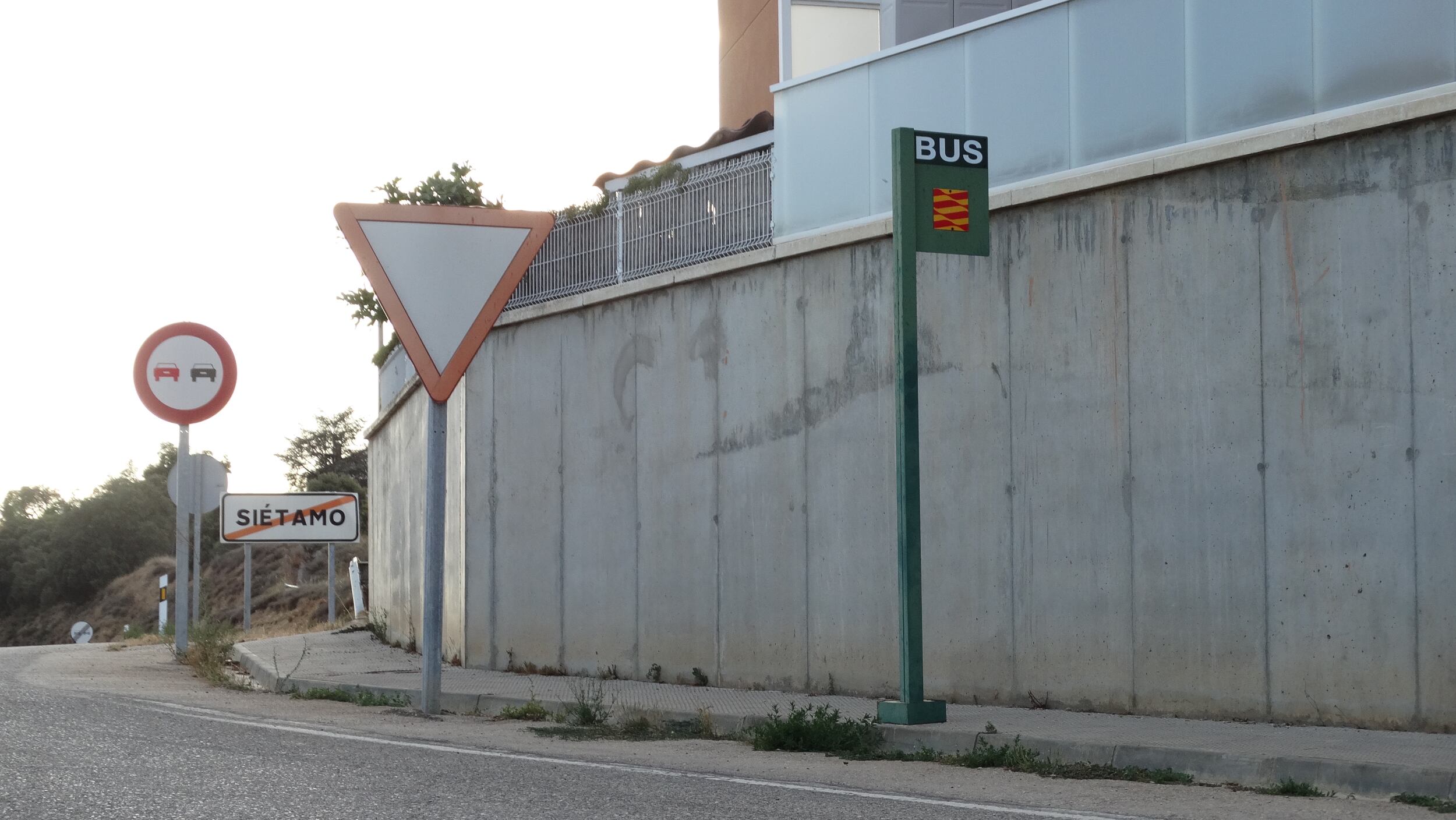 Parada de autobús de línea estatal en la localidad de Siétamo