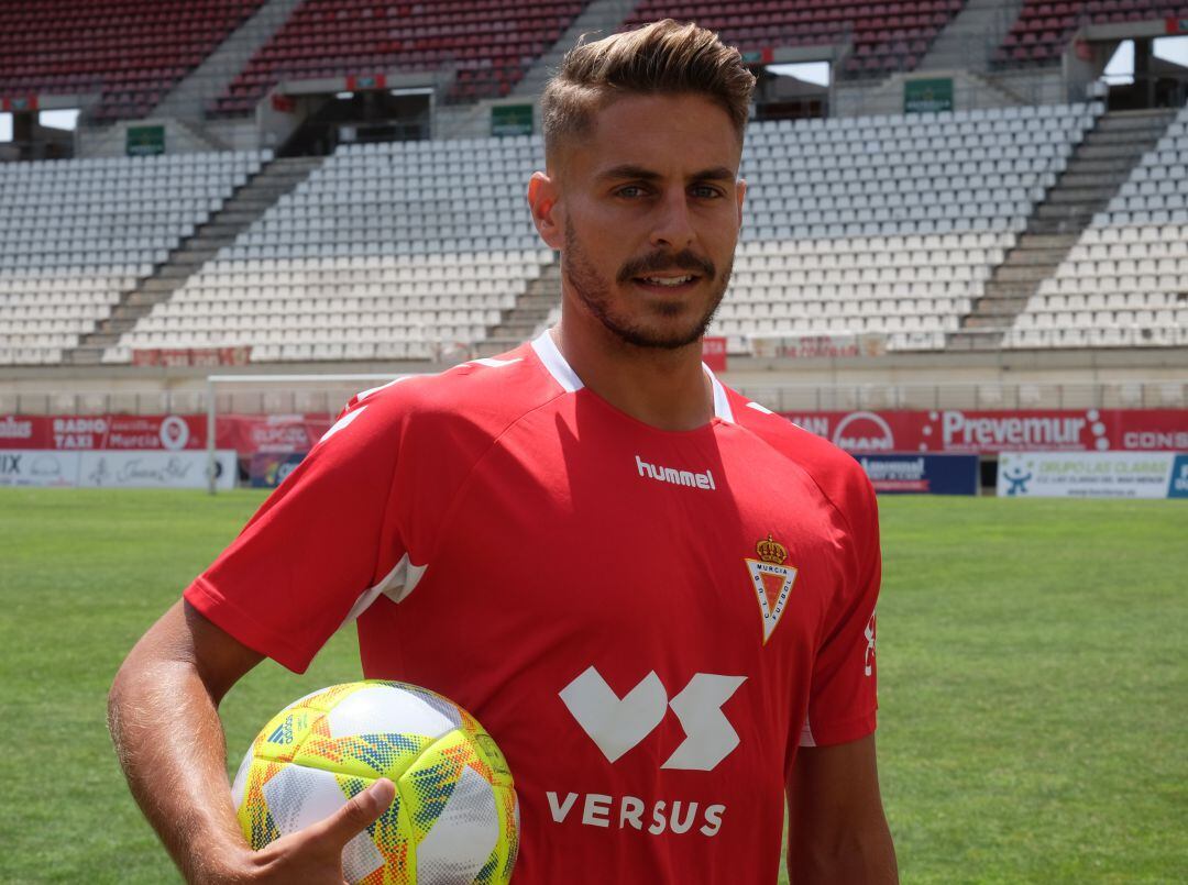 Antonio Navas posando con la elástica grana