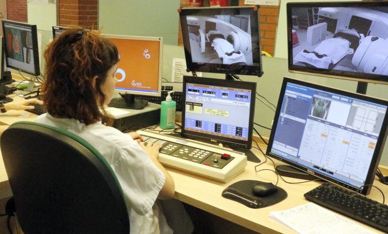 Personal de l'ICO supervisant proves.