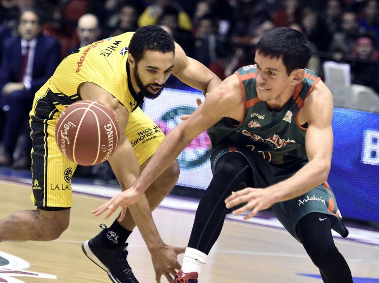 El base del Iberostar CB Canarias, Davin White (i), y el base del Baloncesto Sevilla, Nenad Miljenovic (d), disputan la pelota durante el encuentro perteneciente a la duodécima jornada de la liga Regular celebrado en el palacio de deportes de San Pablo de Sevilla.