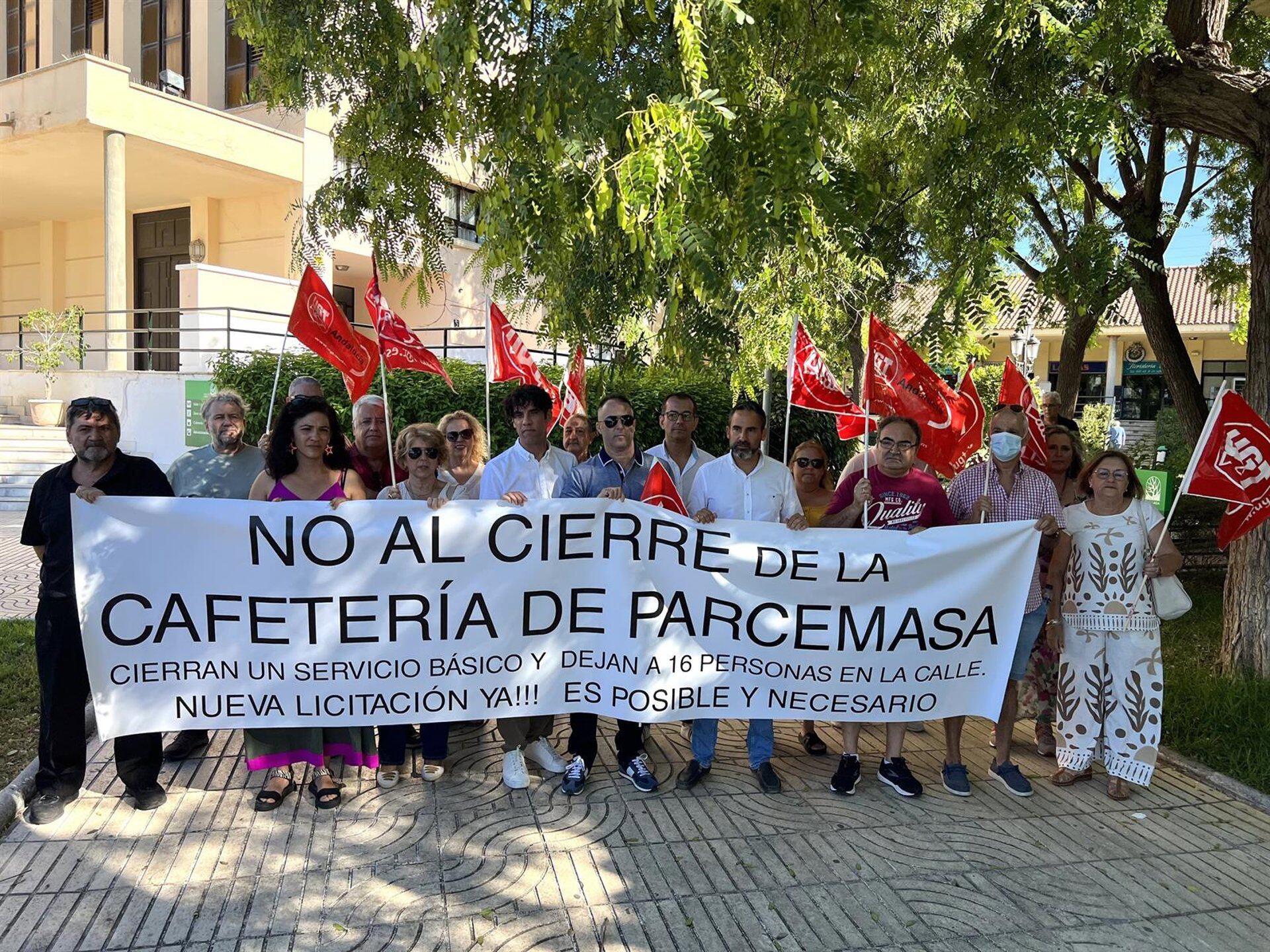 El portavoz socialista en el Ayuntamiento de Málaga, Daniel Pérez, ha comparecido este viernes junto a los trabajadores de la cafetería de Parcemasa para criticar "la inacción del equipo de Gobierno ante el inminente cierre del servicio" y para exigir al alcalde Francisco de la Torre "que intervenga de inmediato para garantizar la continuidad de la cafetería, preservar los puestos de trabajo y mantener la atención que merecen las familias malagueñas que acuden al cementerio".