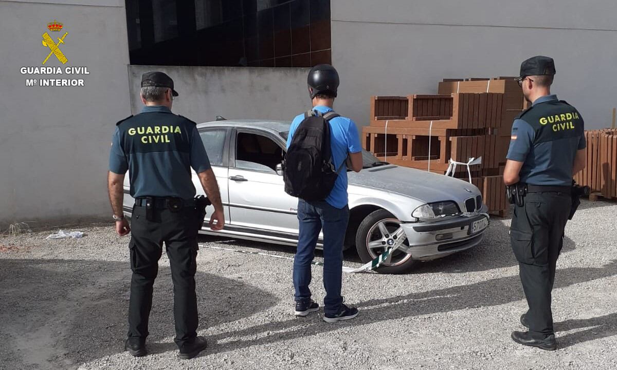 La Guardia Civil detiene a un hombre que sustrajo un vehículo e incendia de forma intencionada.