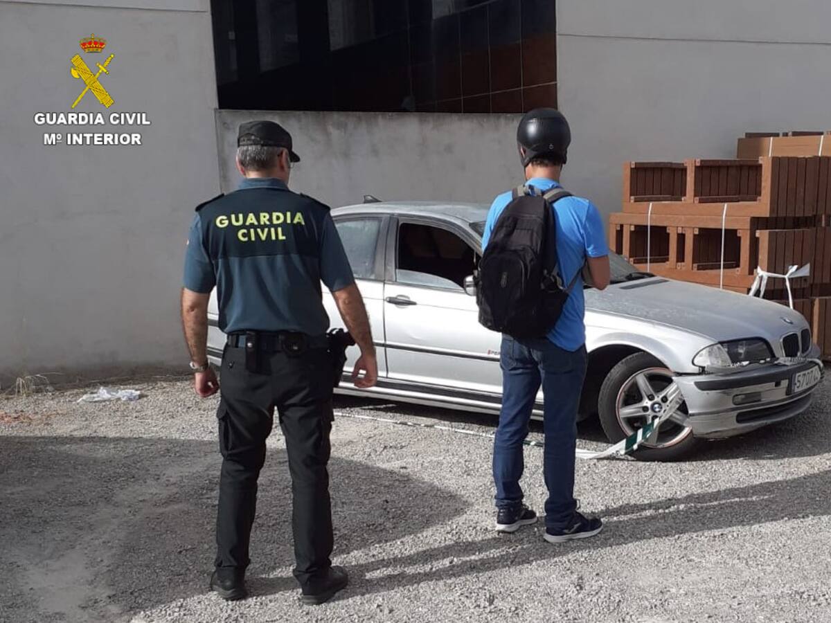 La Guardia Civil detiene a un hombre por robar e incendiar un vehículo en Silla